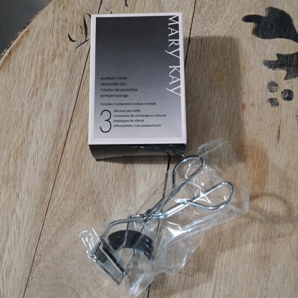 MARY KAY EYELASH CURLER